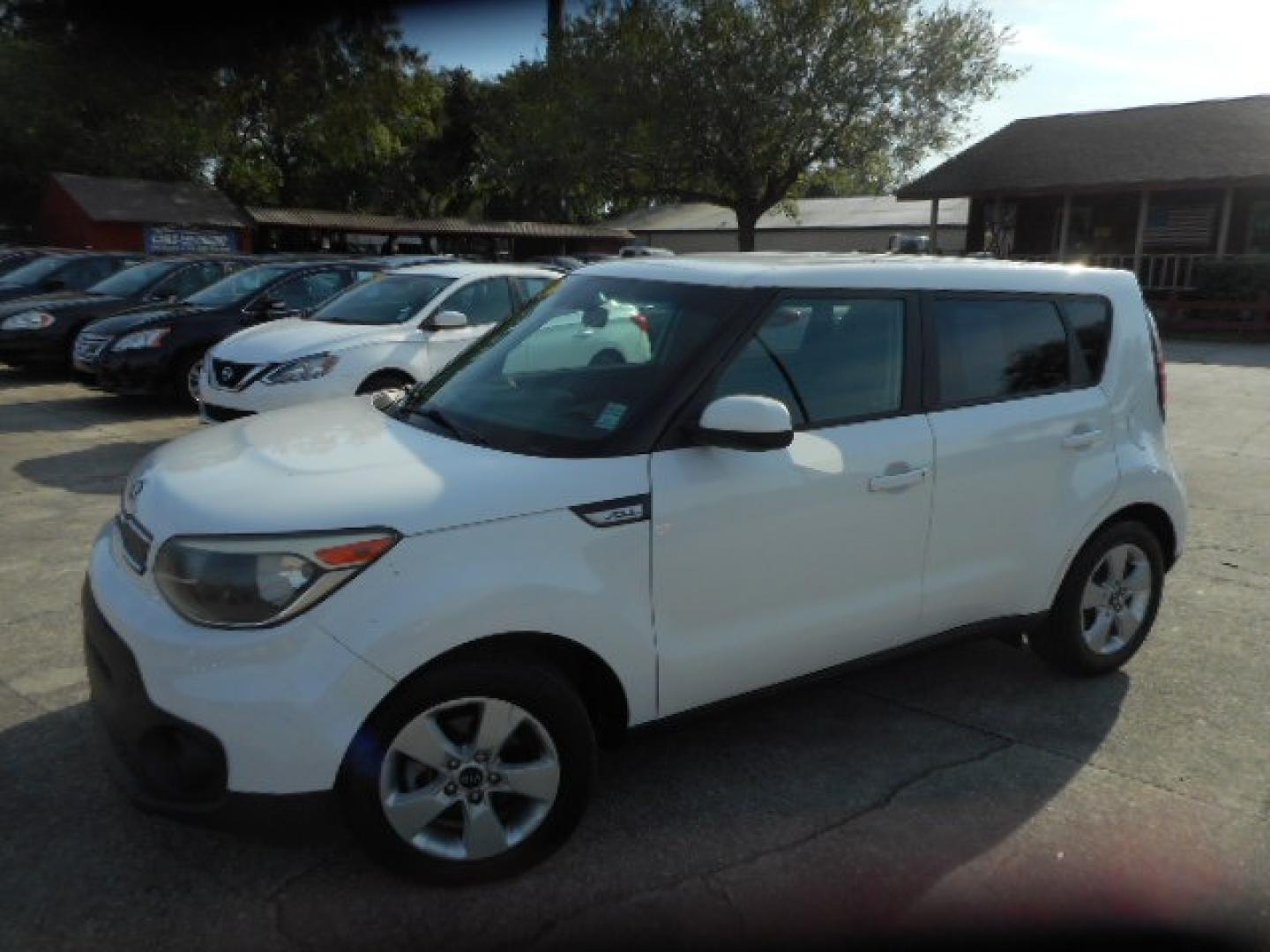 2017 WHITE KIA SOUL BASE (KNDJN2A25H7) , located at 1200 Cassat Avenue, Jacksonville, FL, 32205, (904) 695-1885, 30.302404, -81.731033 - Photo#1